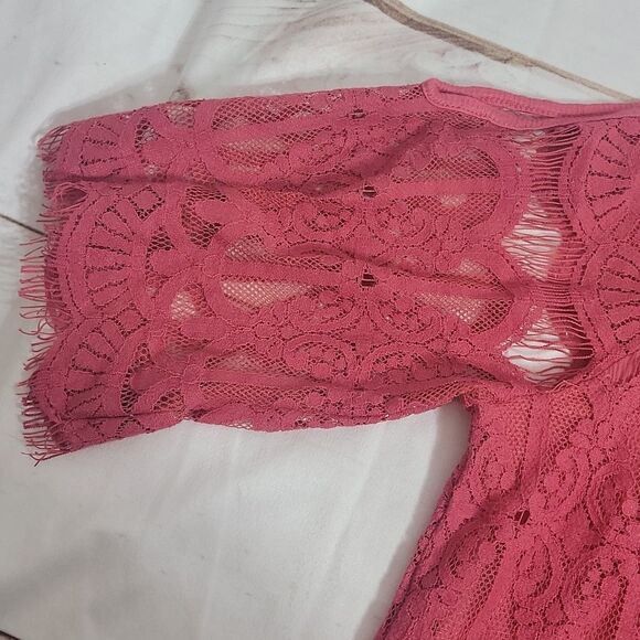 WOMENS Ivory Love Lace Cold Shoulder Size Large 3/4 Sleeve Color Holly Berry - Picture 3 of 9